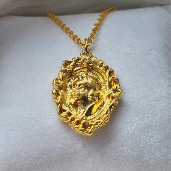 Vintage Disney Snow White In Mirror Necklace Gold Tone 1994 Avon Kids 8" Chain - Picture 2 of 4